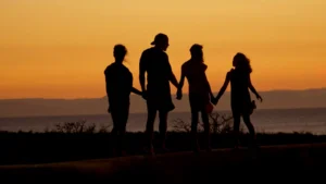 Familia de espaldas al atardecer, proteger a los hijos de la violencia de género