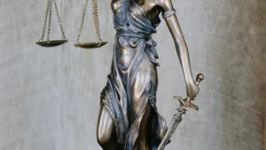 Estatua de la justicia con balanza, defensa ante una denuncia falsa