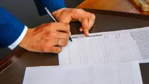 Firma de un contrato laboral, derechos laborales de las víctimas de violencia de género