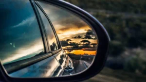 Retrovisor de un coche, símbolo del acoso tras la separación