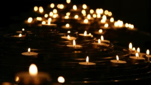 Velas encendidas en memoria de las víctimas de feminicidio