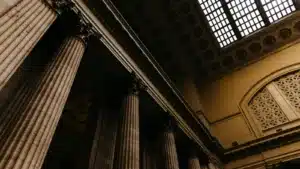 Pasillo de un edificio judicial donde se celebra un juicio rápido por violencia de género