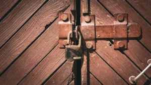 Candado en una puerta de madera, símbolo del consentimiento en la coacción sexual