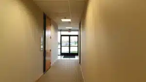Pasillo de una comisaría, primer paso de lo que pasa después de denunciar violencia de género