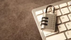 Candado sobre un teclado, protección frente a la difusión de imágenes íntimas
