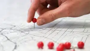 Mapa con chinchetas, símbolo de la localización de las pulseras antimaltrato