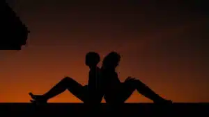 Dos sillas vacías junto a una ventana, sobre ver a tu pareja con orden de alejamiento