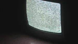 Televisor antiguo con interferencias, violencia simbólica en los medios