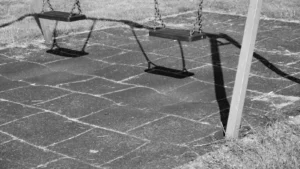 Columpios vacíos en un parque, símbolo de la violencia vicaria contra los hijos
